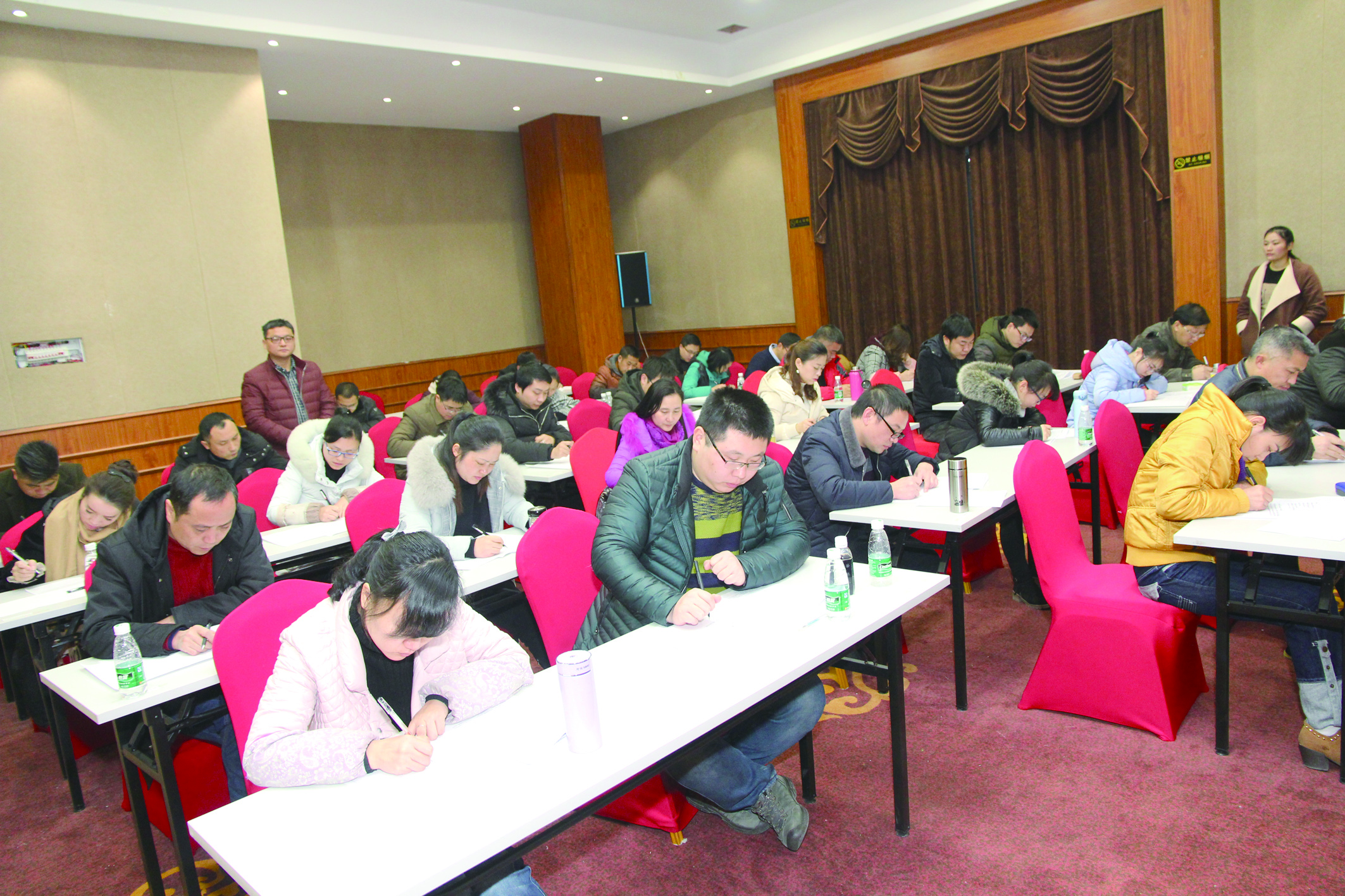 1月15日，42名基層骨干正在認(rèn)真答題