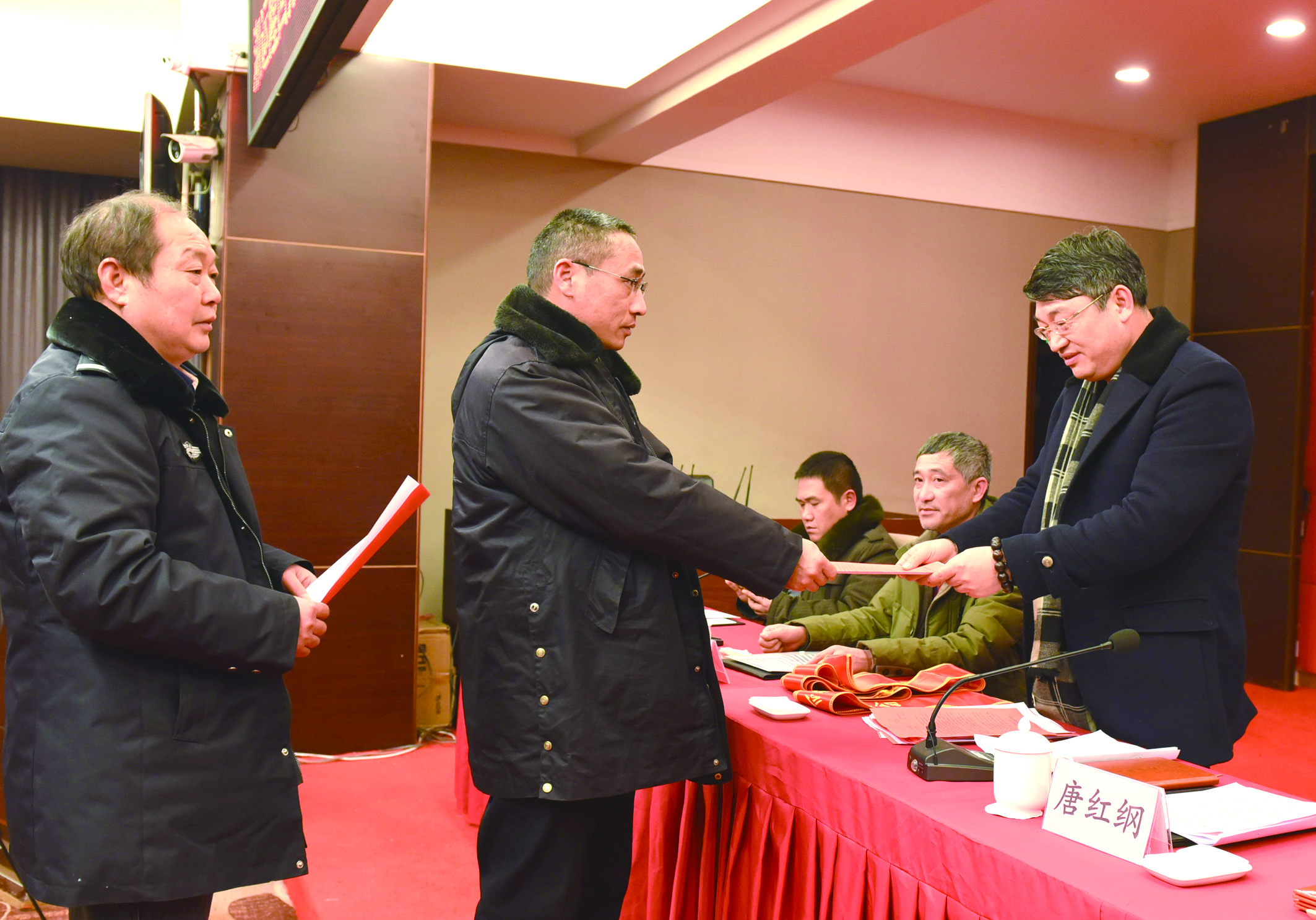 1月30日，隆回分公司召開2017年工作總結(jié)表彰大會暨2018年春運工作動員大會。