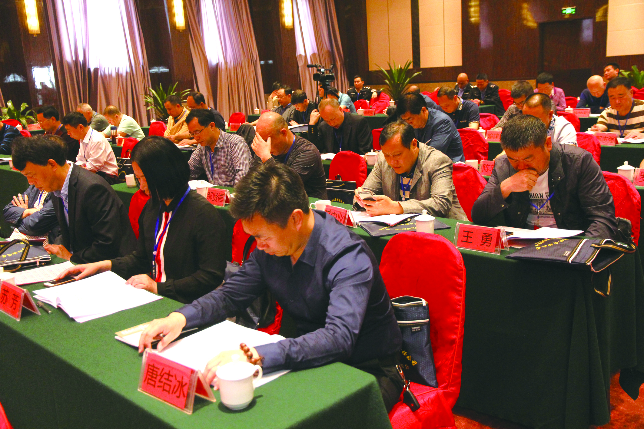 圖為第一屆五次股東代表在認(rèn)真聽取工作報告。