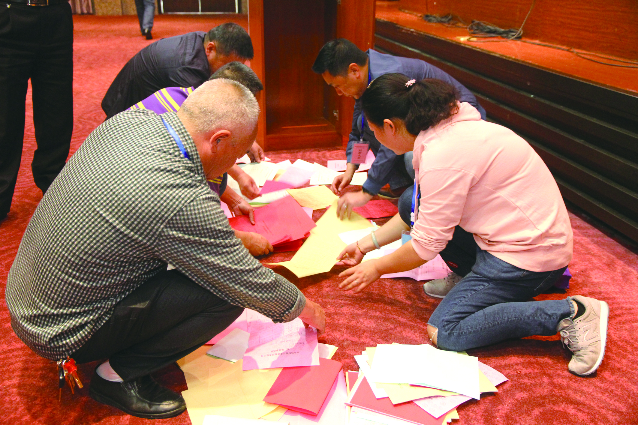 圖為工作人員在仔細(xì)清理選票。