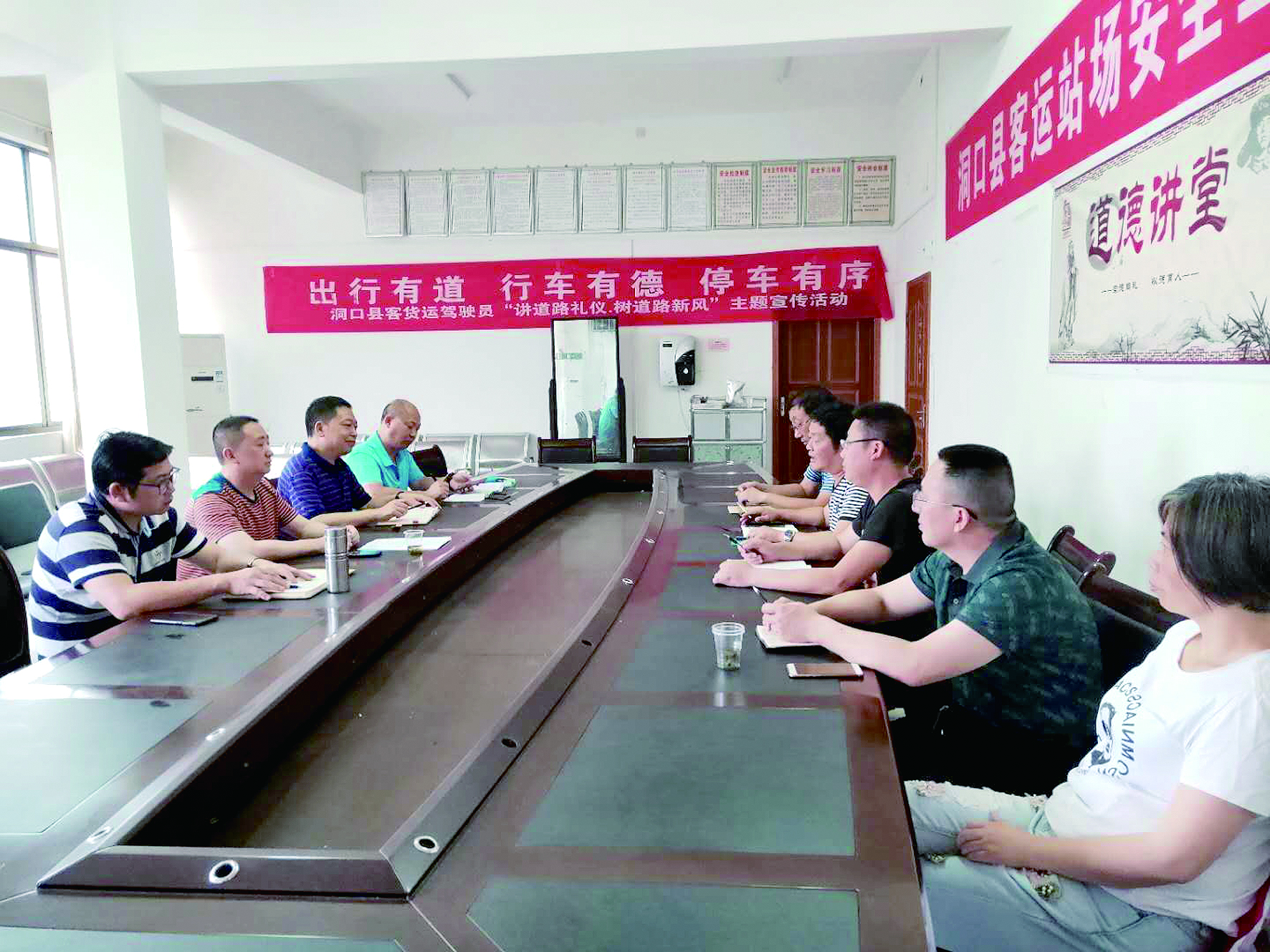 6月12日至13日，集團公司董事、副總經(jīng)理唐新宇率辦公室、房產(chǎn)基建、企管部門負責人深入分公司就門面合同等事項進行核查和清理，并對門面經(jīng)營狀況調(diào)研。據(jù)悉，兩天時間核對門面合同144份。 ? 為切實加強企業(yè)內(nèi)部管理，集團公司決定對全司門面管理開展清理，成立集團公司門面清理領(lǐng)導小組以抓好此項工作。圖為唐新宇（左二）在洞口客運分公司部署相關(guān)工作。 祖冠 攝影報道