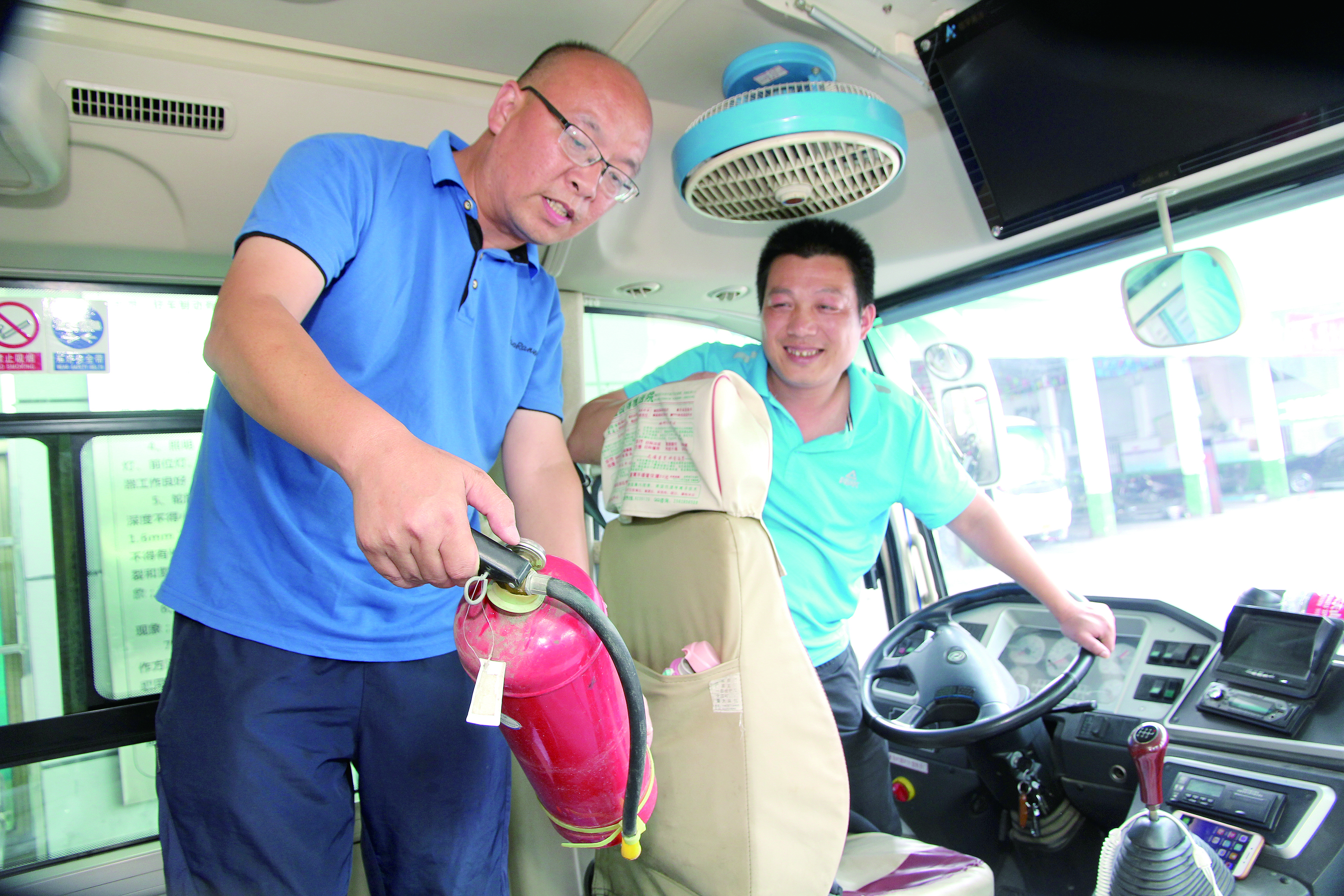 安全稽查兩不誤 ——記集團(tuán)公司優(yōu)秀共產(chǎn)黨員、隆回汽車(chē)西站副站長(zhǎng)李擁政 肖秀華